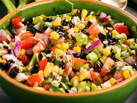 Здравословна рецепта за богата пъстра салса с черен боб и царевица от консерва - снимка на рецептата